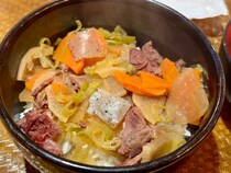 【コスパ最高ランチ】新宿駅から徒歩2分「390円の牛すじ丼」が安すぎるし美味すぎる！