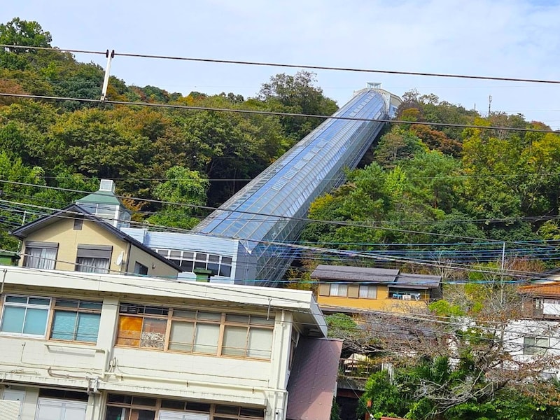 天空へと続く日本最大級の『斜行エレベーター』に乗ってみた → まさかの出会いが頂上で待ち構えていた