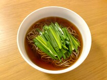 【最強レシピ】大反響「セリそば」の派生形！ 超簡単『ニラそば』も激ウマ