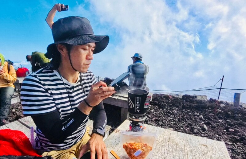 【ちゃんとした料理】富士山頂で湯を沸かし、“秒で売り切れる” カレーとリゾット作って食べてみた