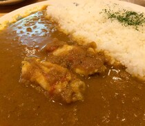 【カレー探求】洋食のルーツを感じさせるコクの深いチキンカレー 東京・銀座「紅鹿舎」
