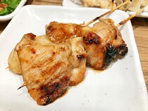 【突撃】マックみたいなシステムの「居酒屋」がオープンしていたので入ってみた！ ご注文はカウンターで!! 新宿・歌舞伎町「やきとり魁」