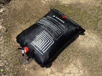 本当に電気不要＆放置だけで温水になった！ 「太陽光だけでホットシャワーが出る黒い袋」を上手に使うコツ