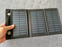 【激安】Amazonで2980円「ポータブルソーラー充電器」は停電時のスマホ充電に役立つのか？ 約5時間充電してみた結果…