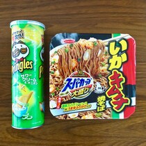 エースコックが「プリングルズ サワークリーム＆オニオン味 焼そば」を発表！ 待ちきれないので作ってみた