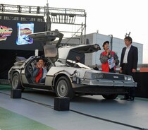 デロリアンきたーッ！ 東京・お台場で行われたデロリアン走行イベントに山本昌さんも大興奮!! 終始満面の笑顔