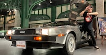 本物のデロリアンに乗ってみた！『バックトゥザフューチャー』ドクも愛するDMC12がタイムマシンじゃなくとも時を超える名車 / お台場「メガウェブ」