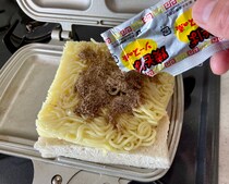 【簡単キャンプ飯】こんな「焼きそばホットサンド」の作り方があったのか！