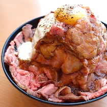 フードコートの限界突破！ 本格『ローストビーフ丼のメガ盛り』が食べられる「ローストビーフ星」