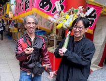 「あんず飴」の食べ方がわからないので露店のおにいさんに尋ねたら、そもそも思い違いをしていたと判明しました