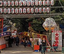 【酉の市】人生で初めて「あんず飴」を食べようとしたら、その仕組みに戸惑いまくり!! 素人には難しい食べ物だったッ！