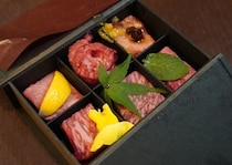 【コラム】ホワイトデー向けのメニューを「オッサン1人」で平らげるのは何故これほど快感なのか？ オシャレ肉セットを食べながら考察してみた