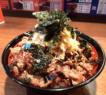 総重量1キロオーバー！ 肉をたらふく堪能できる『メガ炭火焼肉丼』を食らう / 東京・田町「東京牛肉食堂」
