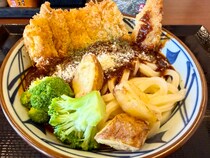 【わがまちうどん47】丸亀製麺の群馬限定「手仕込みカツの濃厚デミぶっかけ」が見た目・味ともにインパクト激強で攻めてきたァァアアア！ ザ・群馬の味！