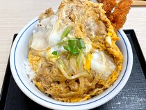 かつやで「親子丼」を頼んだら、知らない海老タレカツが布団の中に潜り込んでいてビビった