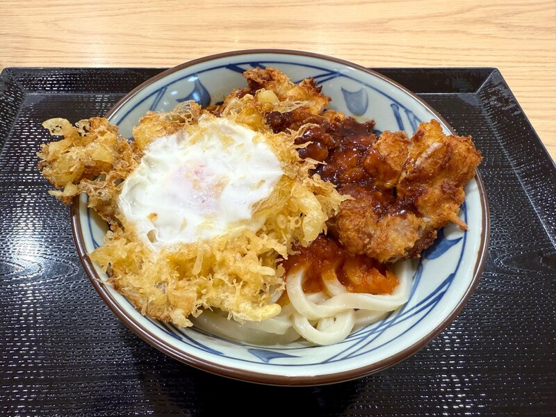 【丸亀製麵】今年最高峰のカオスうどん！ 長崎限定「玉子天のせトルコライス風うどん」を食べてみた / わがまちうどん47