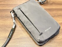 「これだけ持てば外に行ける」お財布ポシェット熱望！ スマホもクレカも車の鍵も入る MagEasyサコッシュで願いが叶った