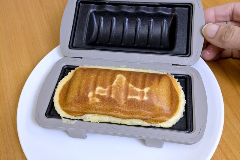【おすすめレシピ】スリコの「ホットサンドメーカー」でチーズ蒸しパンをレンチンすると、味も見た目もギュっと凝縮した「圧縮チーズ蒸しパン」になる！