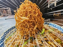 注文すると何故か爆笑が巻き起こると噂の『かた焼きそば』を注文してみた → 麺が噴き上がってるぞ!?