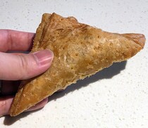 【マクドナルド】悪魔的と言われる新作『三角チョコパイキャラメル』を食べて感じた悪魔性について / 三角チョコパイ（黒）と比較しようとしたが…