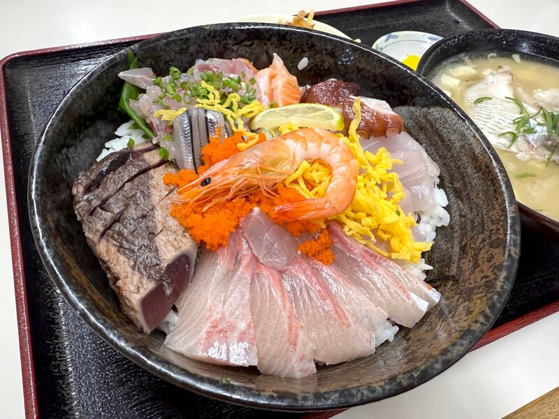 【神】長崎水産食堂の『メガ盛り海鮮丼』が最高すぎた！ バスで50分かかるけど行く価値は絶対にある!!