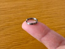 【今年買ってよかった】Amazonで見つけた「チタンリング（750円）」が神すぎた / キーホルダーが落ちるストレスから完全解放！ 半年使ってもビクともしない