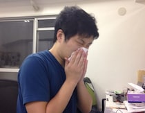 【あるある】職場で鼻をかんだ瞬間、豪快な屁を放ってしまった人にありがちなこと40連発