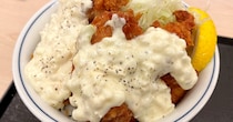 【困惑】かつやの新商品「チキンカツとから揚げのタルタル合い盛り丼」、タルタルの量が圧倒的すぎて誰が主役か分からない