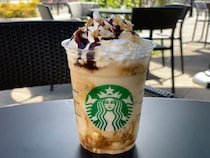 【スタバ新作】夏でもゴクっとイケちゃう『キャラメル スモア フラペチーノ』 色いろなカスタムができそうな可能性を秘めたドリンクだぞ～！