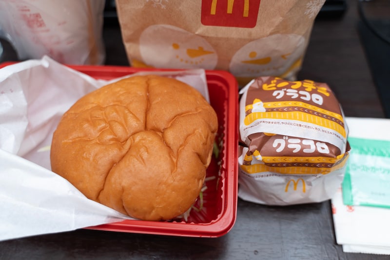 2025年の新作対決！ ビーフのマック「グラコロ」と、エビのコメダ「グラクロ」