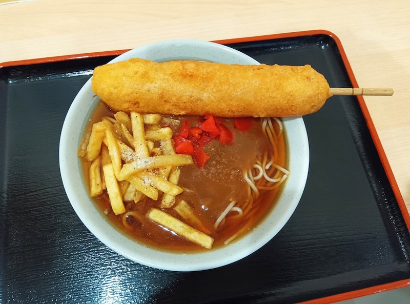 完全にやらかしてるめとろ庵の「魚ソ天カレーそば」を食べてみた結果 → 恐るべきことにウマイ / 立ち食いそば放浪記：第371回