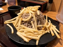 【立ちそば放浪記】ポテそばを超えた！ 発祥の地・大阪『阪急そば十三若菜店』の新メニューが凄い!!