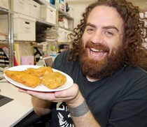 【大発見】フライドチキン好きのアメリカ人にセブン・ローソン・ファミマのチキンを食べ比べてもらったら、アメリカ人の意外な側面が見えた!!