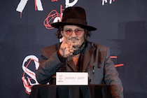 ジョニー･デップ「安心して、シャワーを浴びてきた」 ガチすぎるホテルでの過ごし方が個展会見で明らかに