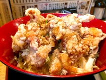【激ウマ】ご飯を覆い隠すから揚げの嵐が700円！ 東京・亀有「ダイコク堂」のランチ限定『から揚げ丼』がスゲー!!
