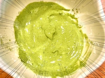 抹茶を使った緑色のマヨネーズをいろんな食べ物につけてみたら、信じられない出来事が起こった