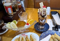 大阪王将なのに「プリン・ア・ラ・モード」や「チョコレートパフェ」がある！ 青梅店が本気のスイーツを提供する意外な理由