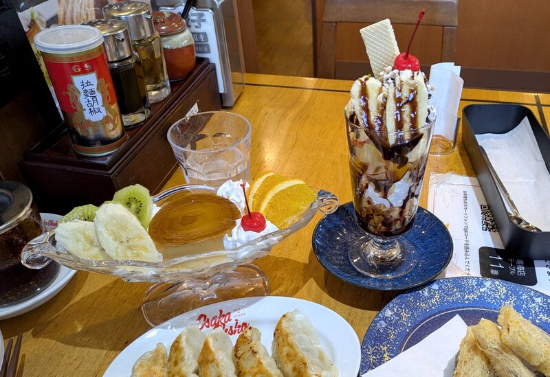 大阪王将なのに「プリン・ア・ラ・モード」や「チョコレートパフェ」がある！ 青梅店が本気のスイーツを提供する意外な理由