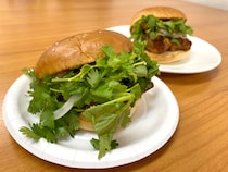 【優勝】パクチニスト大絶賛！ フレッシュネスバーガーの「パクチーチキンバーガー」がマジで凄かった!!