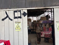 やばい倉庫じゃないよね…と思いきや「駄菓子屋あひるショップ」はお得と自由があふれるシュールなお祭り空間だった