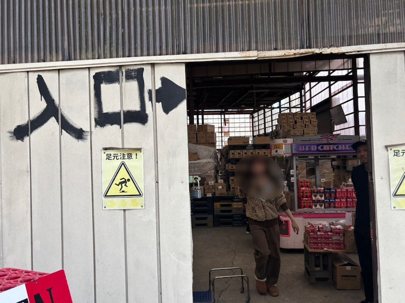 やばい倉庫じゃないよね…と思いきや「駄菓子屋あひるショップ」はお得と自由があふれるシュールなお祭り空間だった