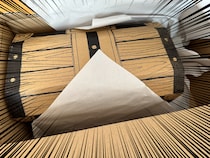 【福袋2023】Amazonで買った「駄菓子詰め合わせセット（1999円）」を開けたら熱かった日々がよみがえった / 宝箱の中に50品以上のおやつ！