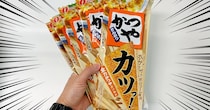 【想定外】かつや監修の駄菓子『カツっ！ 全力かつやカツ丼味』がメガサイズすぎて笑った！ 本当にカツ丼の味がするのか？ 確かめた結果…