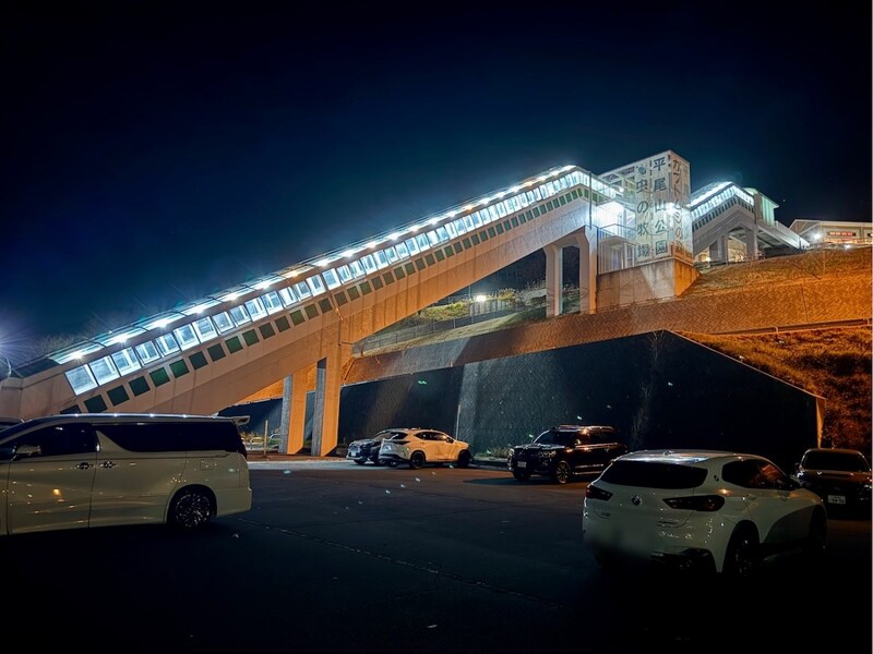 【何これ】高速道路脇にそびえる巨大エスカレーターの先には何があるのか / 上信越道「佐久平PA」