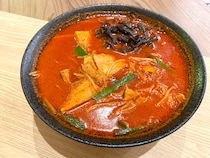 【激闘】タムジャイサムゴーの超激辛裏メニュー『獄辣（ごくらー）』がやべえヤツだった / ペヤング「獄激辛」と比較すると…