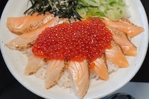 【松屋】柔軟に進化するイクラと、初手から美味いサーモン / 新作「炙りサーモンいくら丼」は濃厚なサーモンが主役