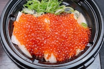 松屋 店舗限定「サーモンいくら丼」を食べてみた → 前回から進化している!! ちょうどいい塩加減と配慮されたワサビ