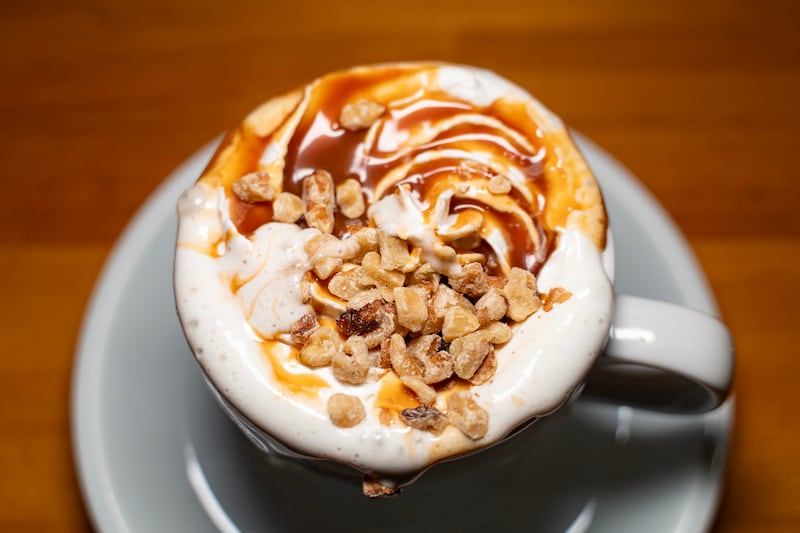 コメダの「クルミッ子」コラボメニューがマジで美味い! テクい苦みのキャラメルと、ゴリゴリのクルミ