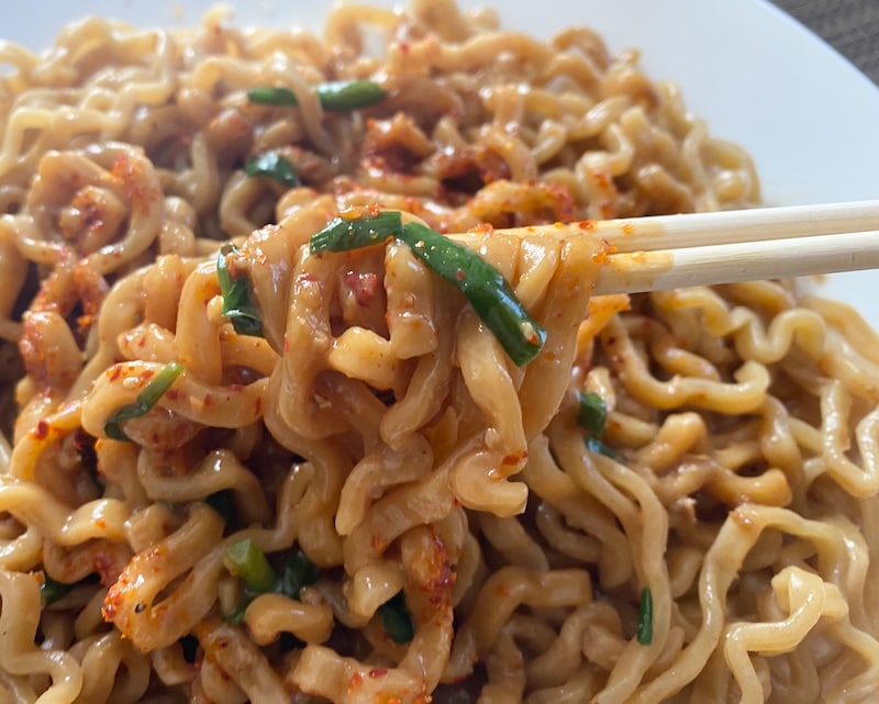 約300円でぶっ飛べる! ファミマの油そば「すず鬼」の中毒性がヤバい / アレンジしたら戻れなくなった