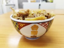 【最強牛丼】吉野家の牛丼と松屋の牛めしをフュージョンさせた「牛めし丼」が超最高！ つゆがコク深くなり肉も増えて良いことしかない